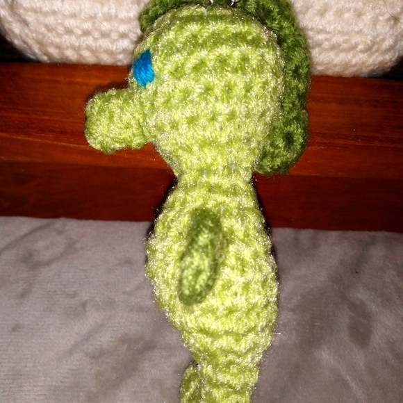 NEW Keychain Seahorse Purse Backpack Tag Green Crochet HANDCRAFTED - Picture 6 of 7